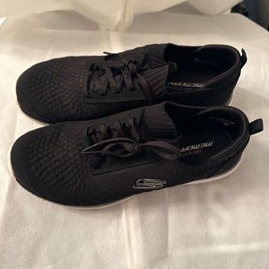 Black skechers tennis shoes size 10
